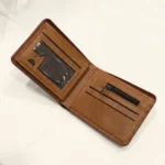 Men's brown textured bi fold wallet with embossed Che Guevara design (4)