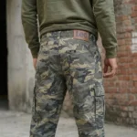 Man wearing Lee camouflage cargo pants (1)